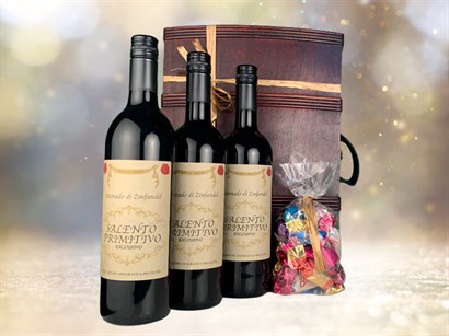 3 flasker Salento Primitivo rødvin med 500 gram luksus chokoladeblanding i smuk træ vinkasse.
